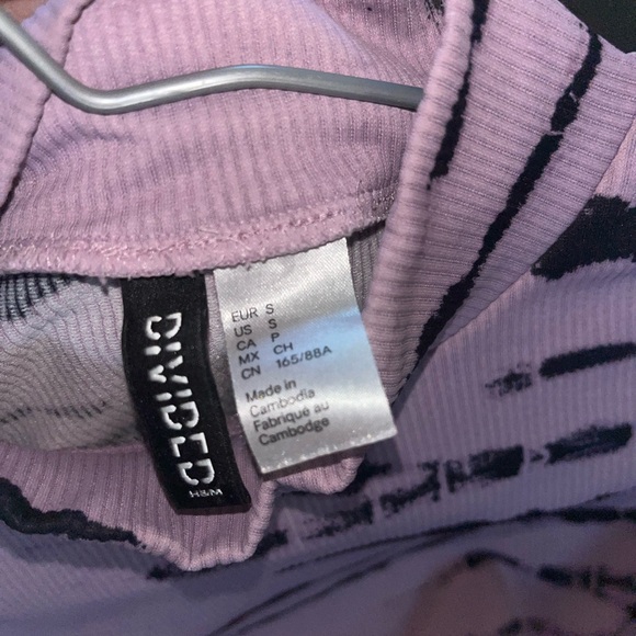 H&M Cropped Purple Long Sleeve with Thumb-holes and curved bottom - Picture 3 of 4